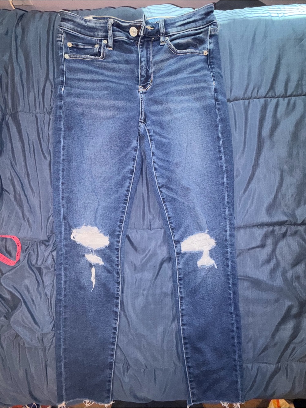 American Eagle Soft Knit Distressed Skinny Jeans Size 8 Regular Ripped Raw Hem